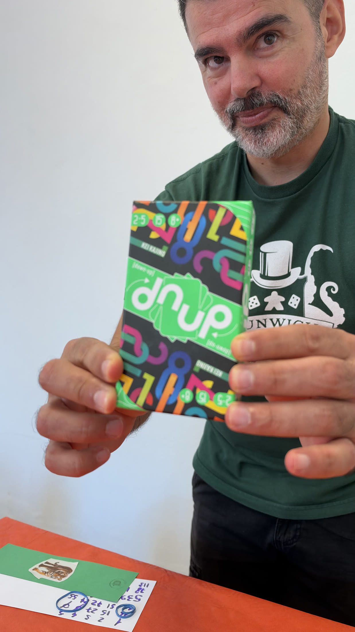 Il mazzo di DNUP, fra le mani, al tavolo del festival.