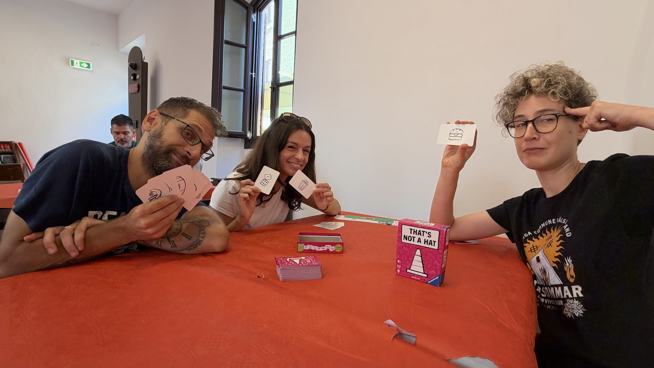 Un dito sulla tempia per ricordare che cosa c'era sotto quella carta.