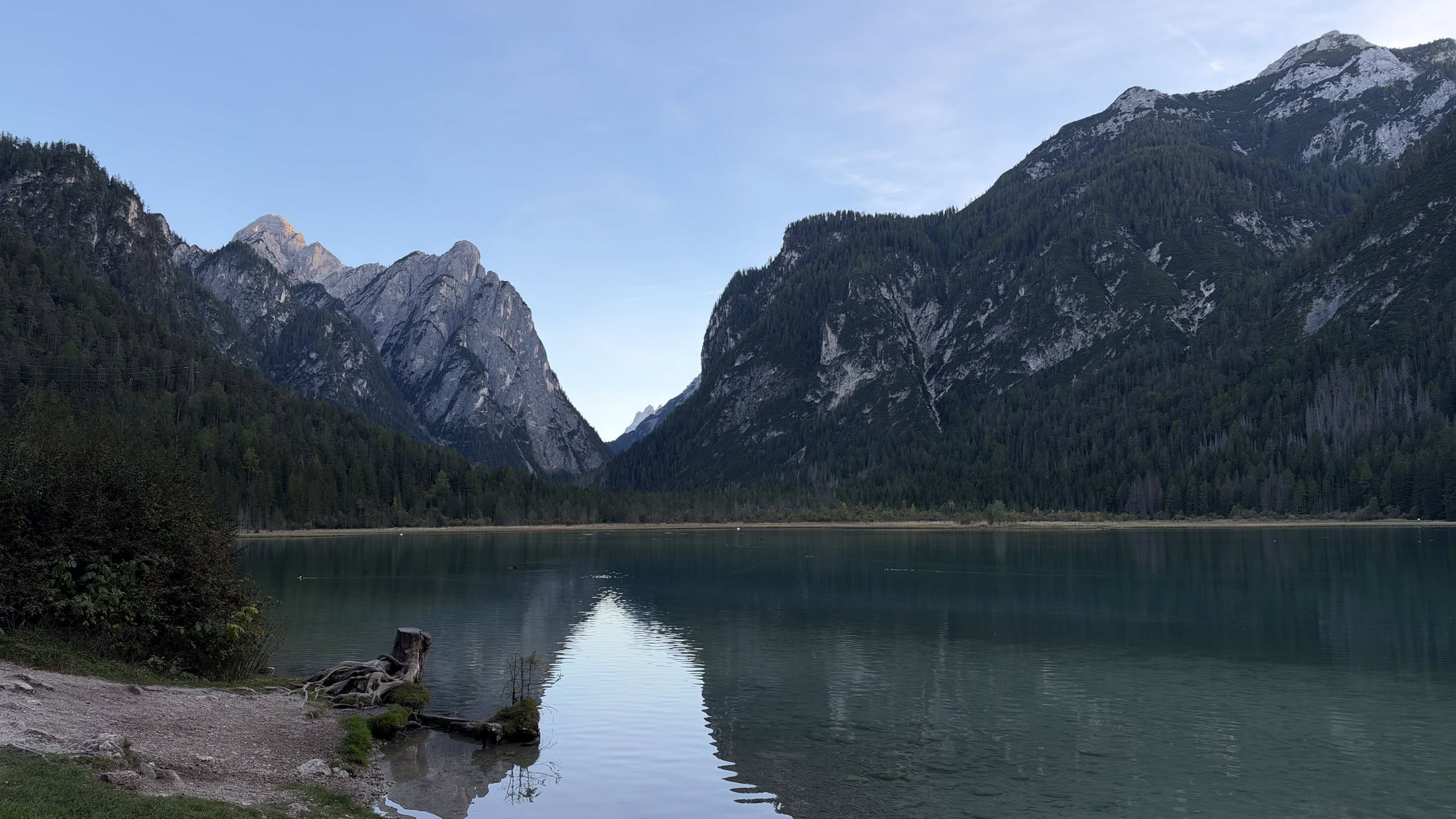 Lago di Dobbiaco, le sei passate: verde acqua e silenzio