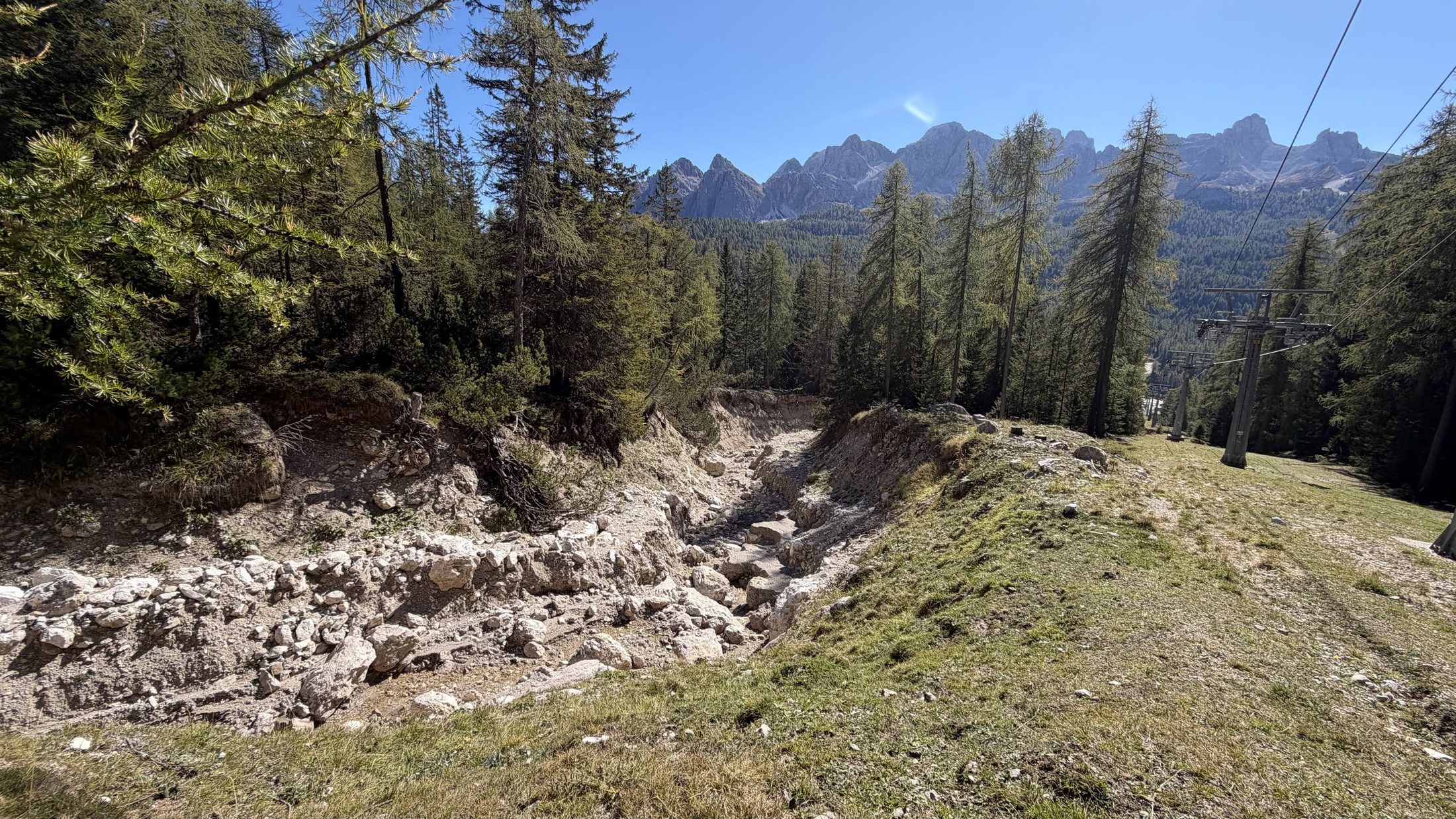 Il letto del torrente sotto la seggiovia: sassi bianchi, acqua zero