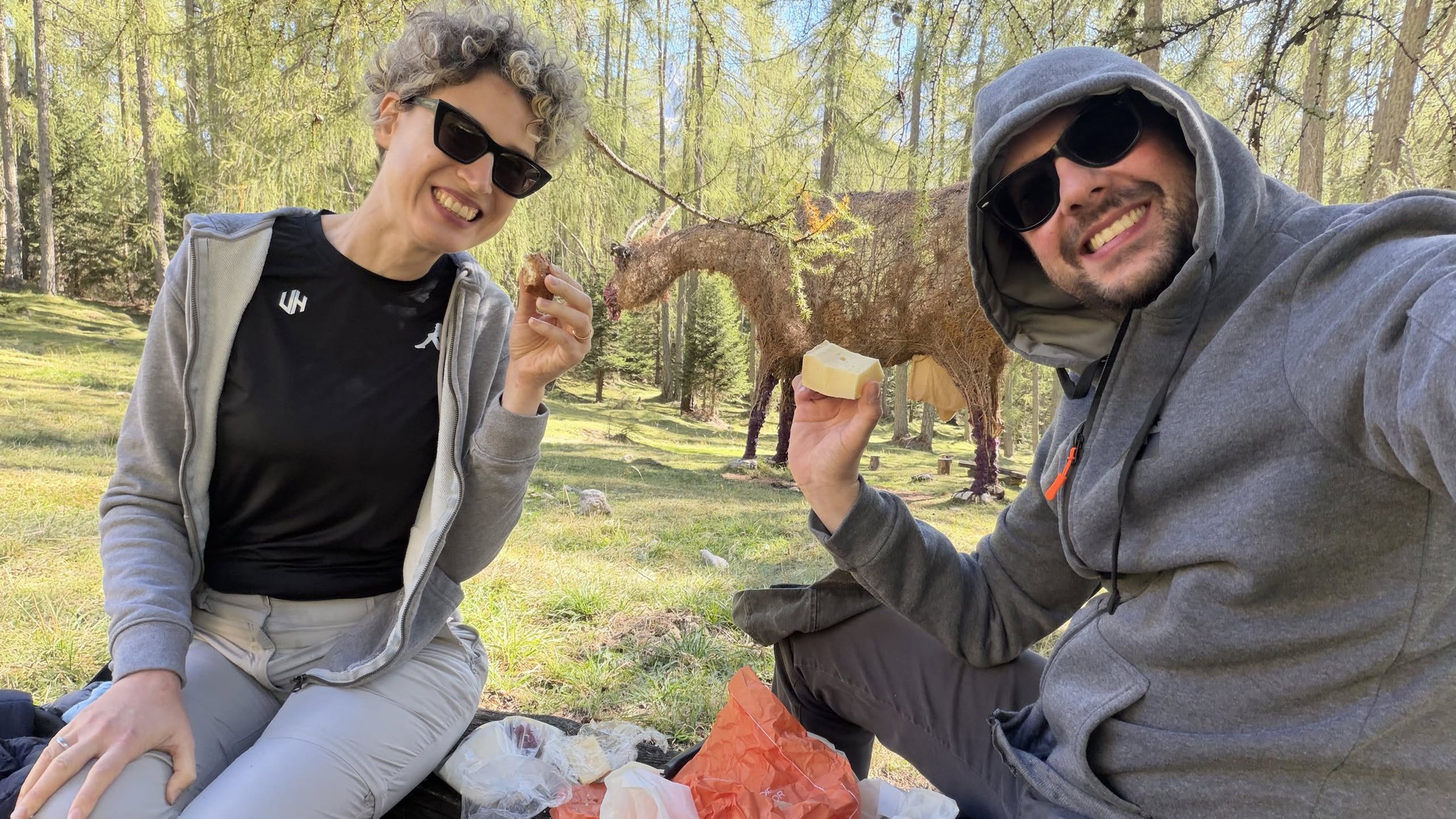 Il momento più atteso: pane, formaggio della malga e la mucca di fieno a farci compagnia