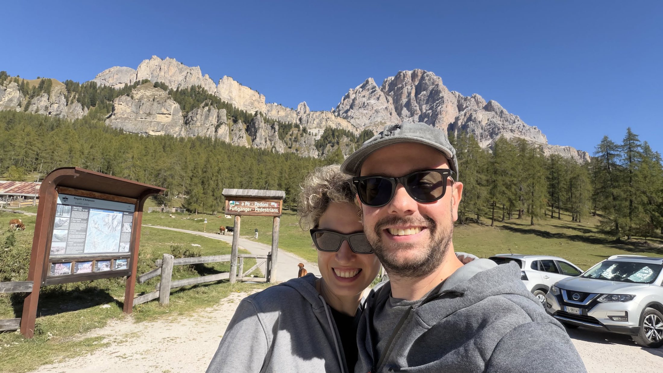 Si parte: occhiali scuri, sorrisi larghi e quelle rocce sopra la testa