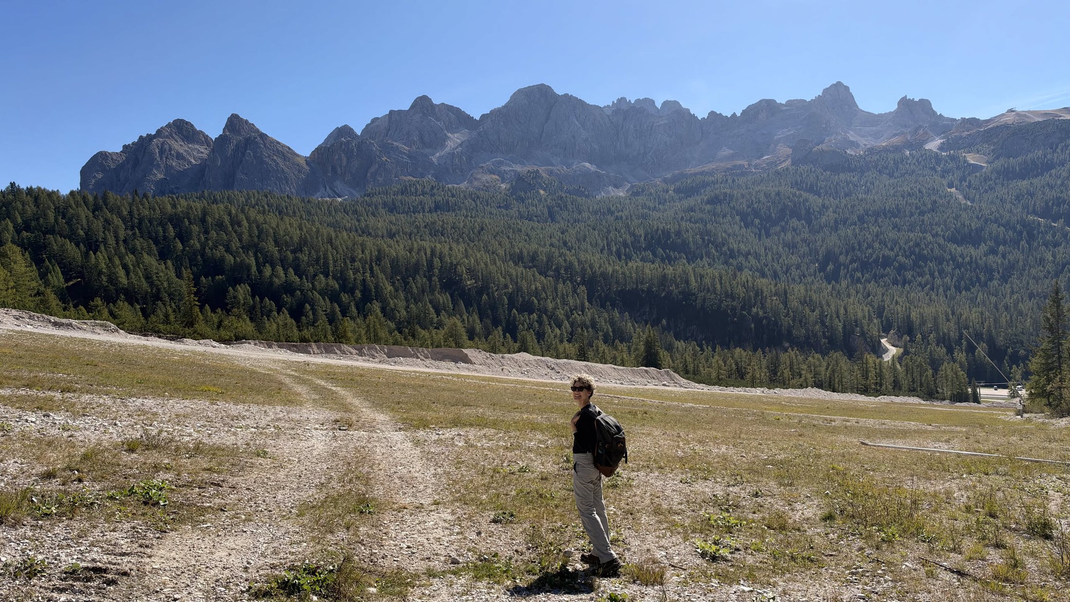 In cima alla pista, prima di scendere, con tutta la fila delle cime davanti