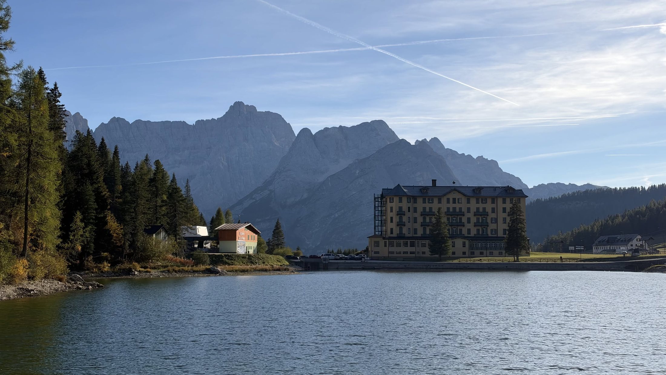 Il grande palazzo in fondo al lago e il Sorapiss alle spalle: una cartolina d'altri tempi