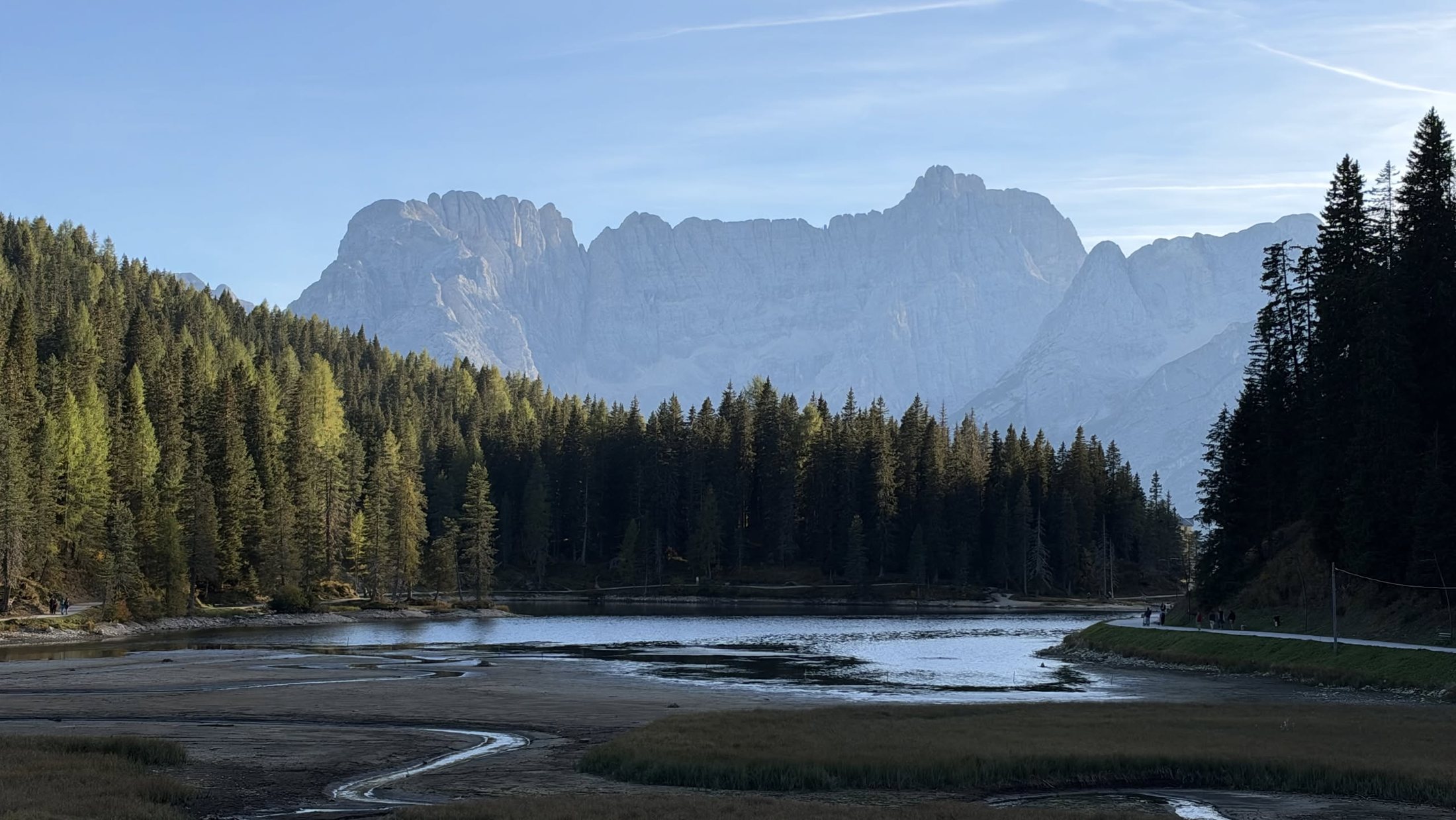 La punta del lago quasi all'asciutto: rivoli d'acqua che disegnano la sabbia