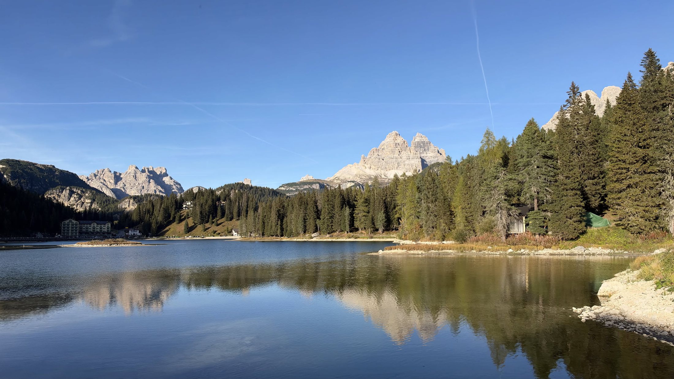 Misurina, le cinque del pomeriggio: le Tre Cime in fondo e il lago fermo come un vetro