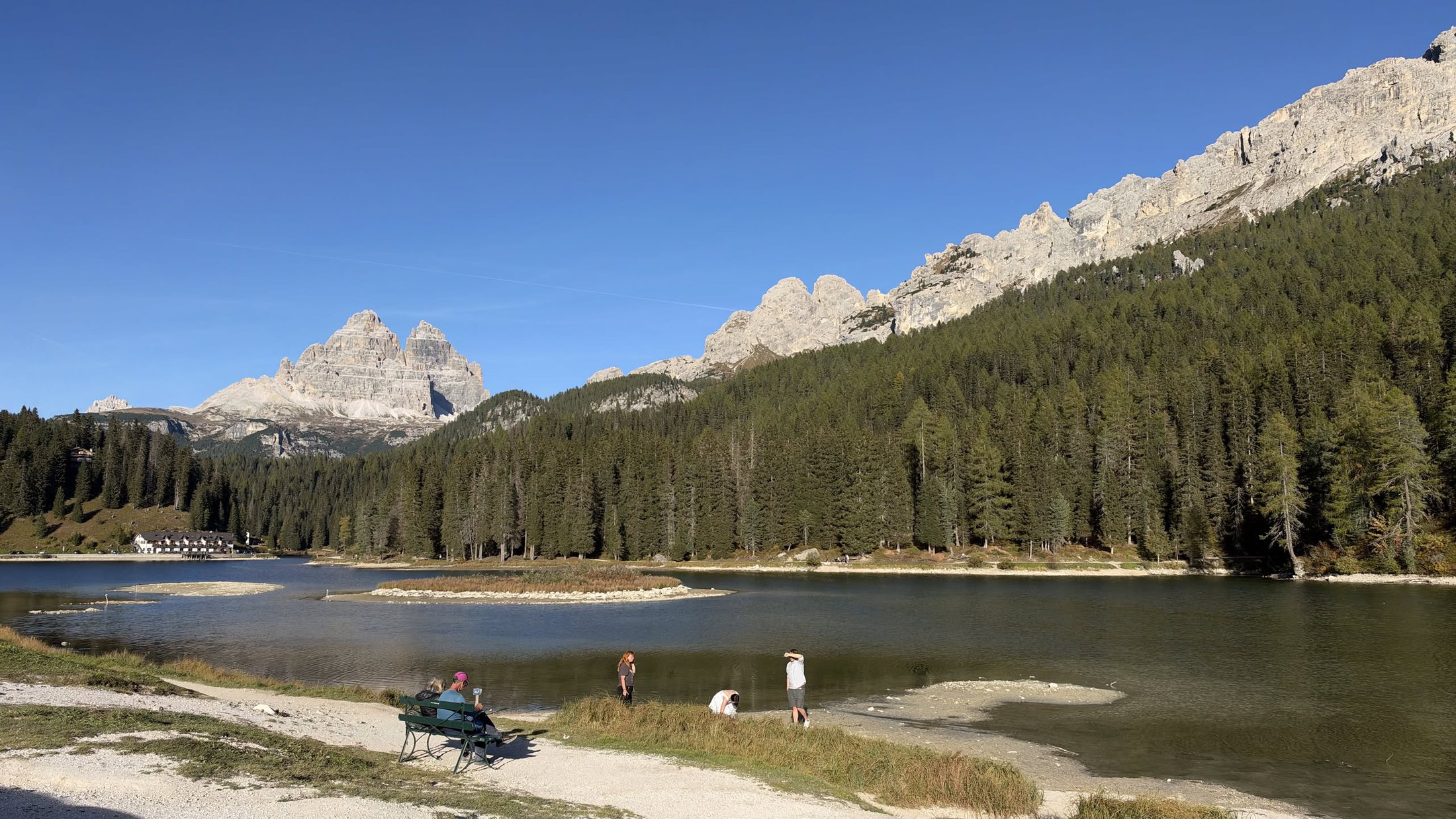 Misurina: arrivi, e le Tre Cime sono già lì, in fondo al lago