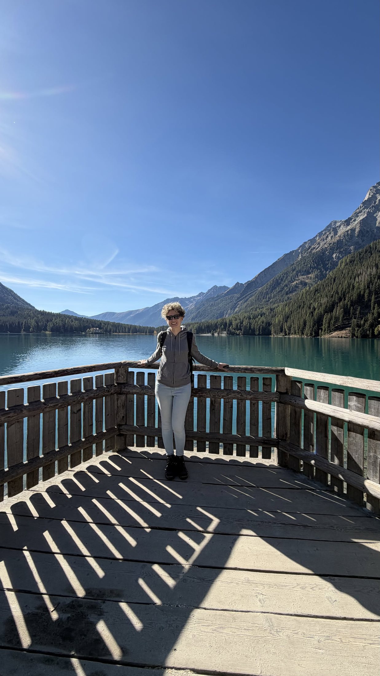 Sulla terrazza di legno del Platzl am See, sospesa sul lago