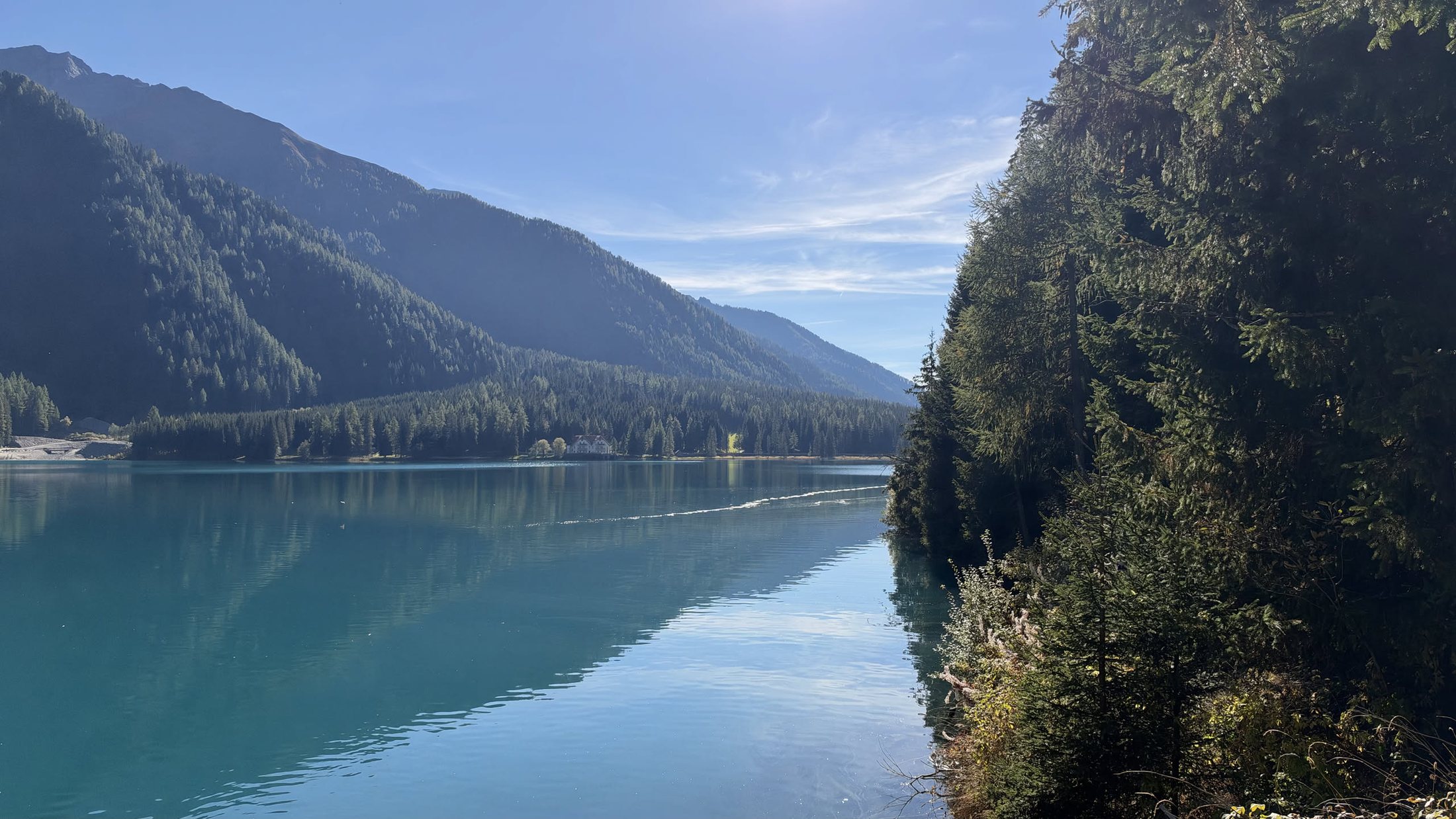 La sponda nord riflessa nel lago, al ritorno