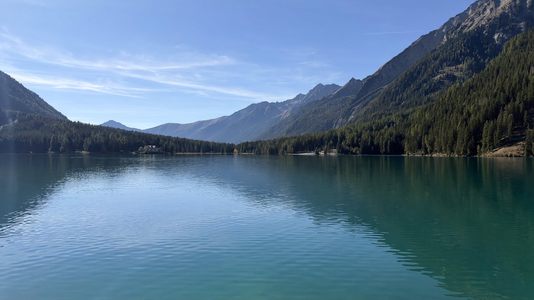 Il lago visto dalla terrazza, nella luce del pomeriggio