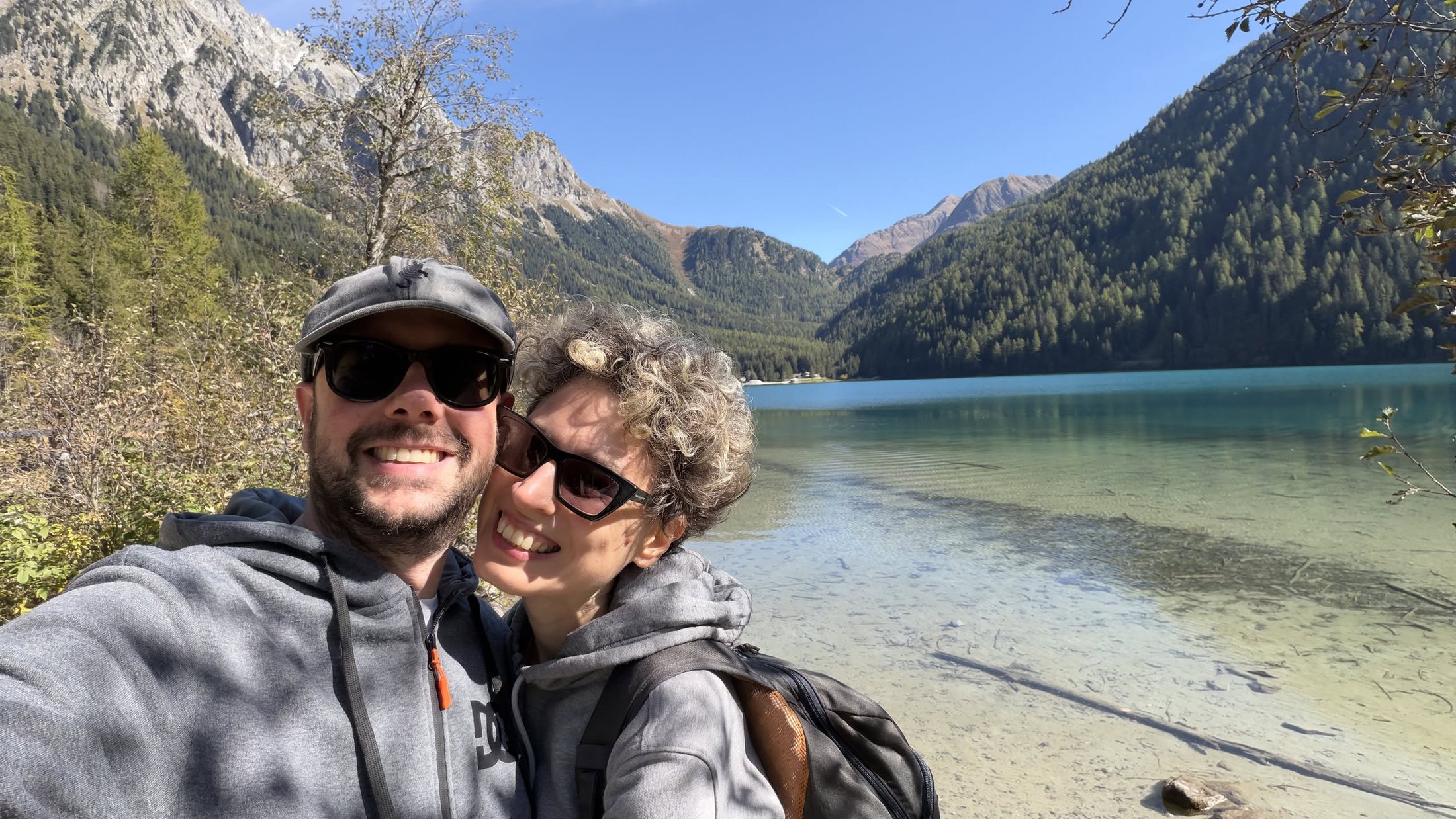 Noi due sulla riva, il lago alle spalle