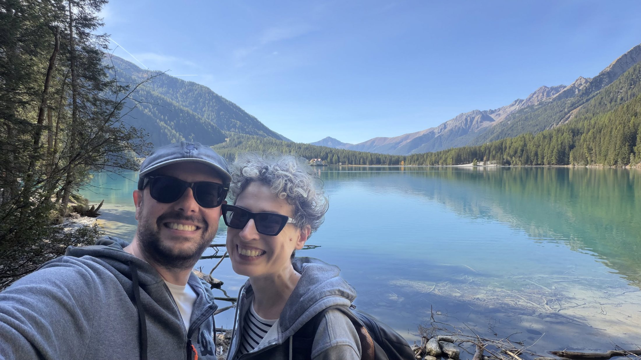 Noi due sulla riva nord, il lago fermo come uno specchio