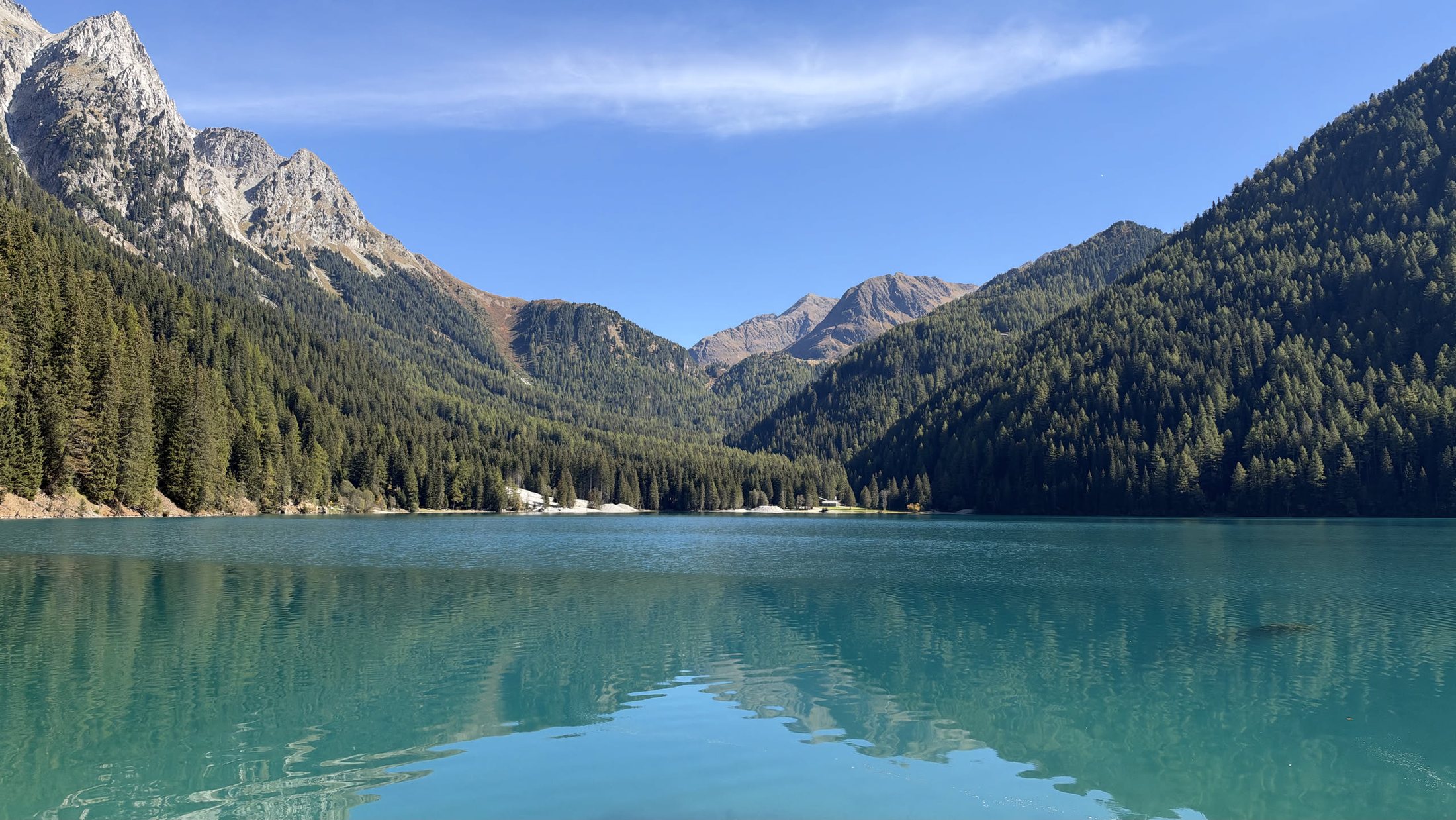 Il lago verde acqua, con le montagne capovolte dentro
