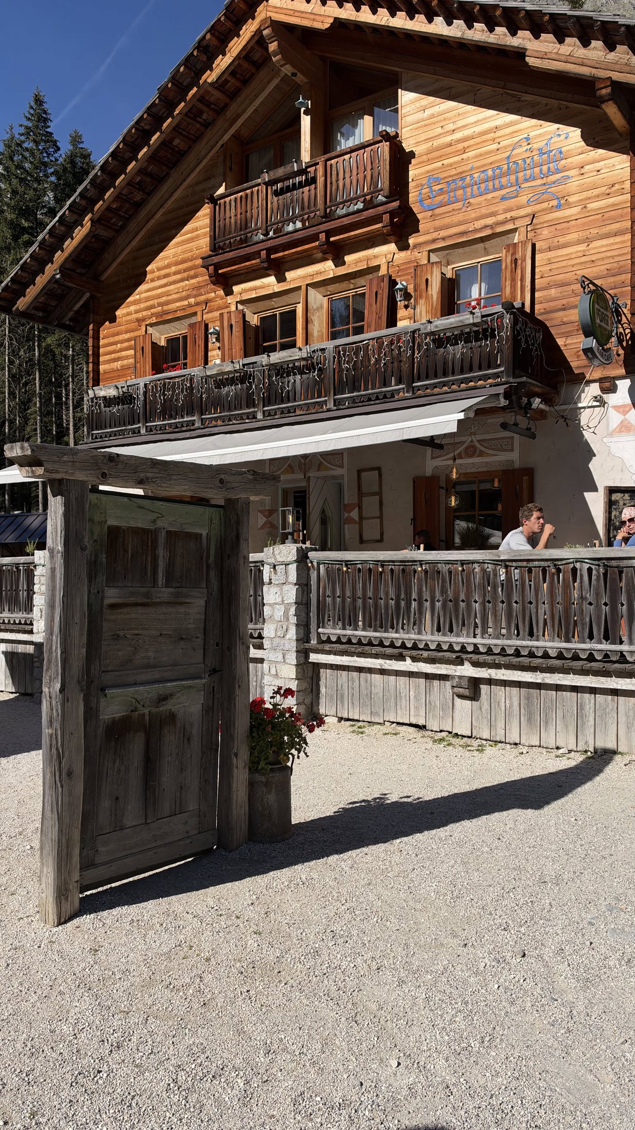 La facciata dell'Enzianhütte, in legno, con il portone aperto