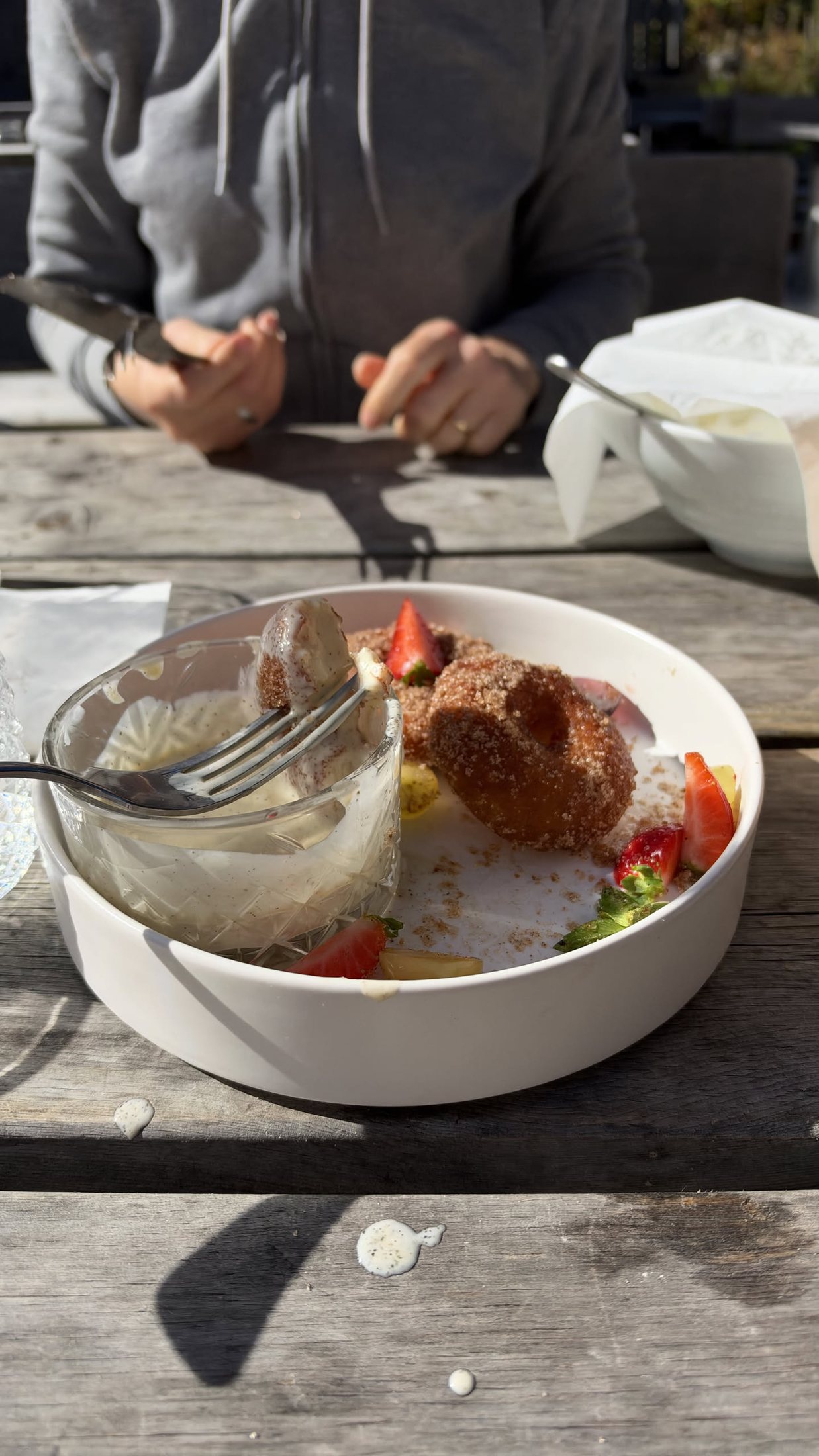 Le frittelle di mele allo zucchero e cannella, con la salsa alla vaniglia