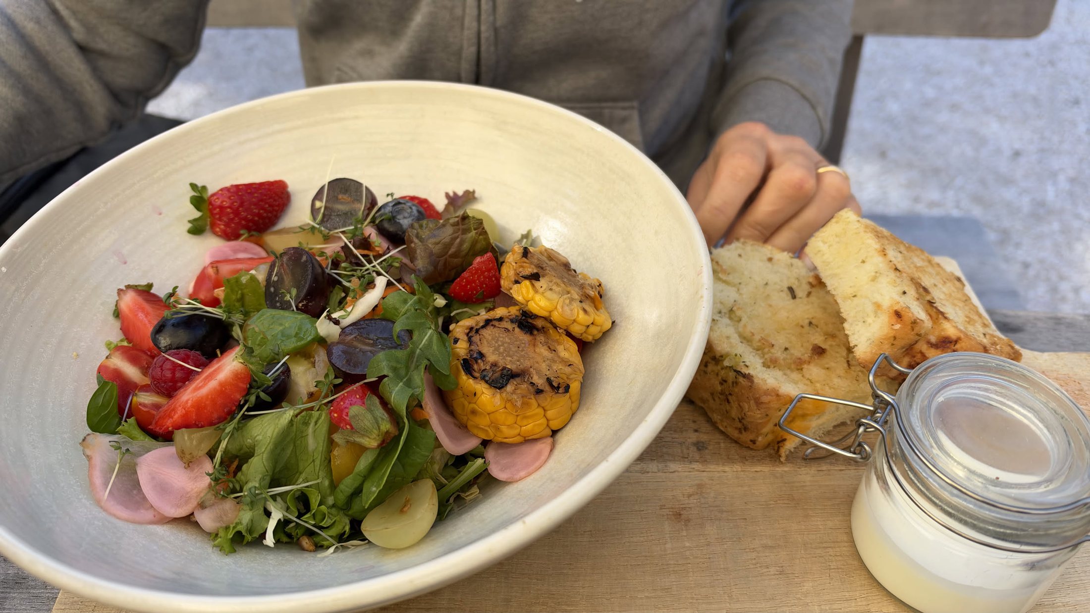 L'insalata dell'orto: erbe e germogli, fragole, ravanelli e verdure grigliate