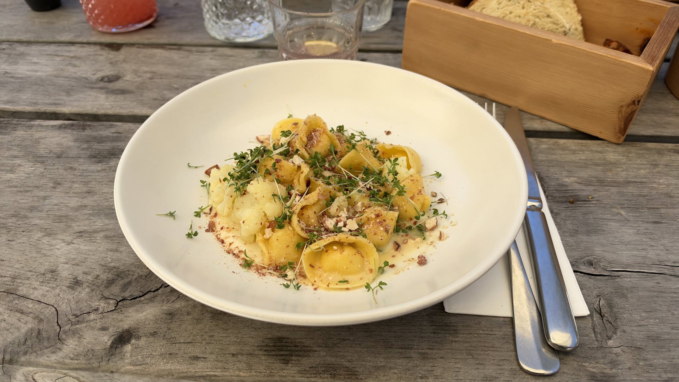I ravioli di fonduta con cavolfiore, noci e crescione