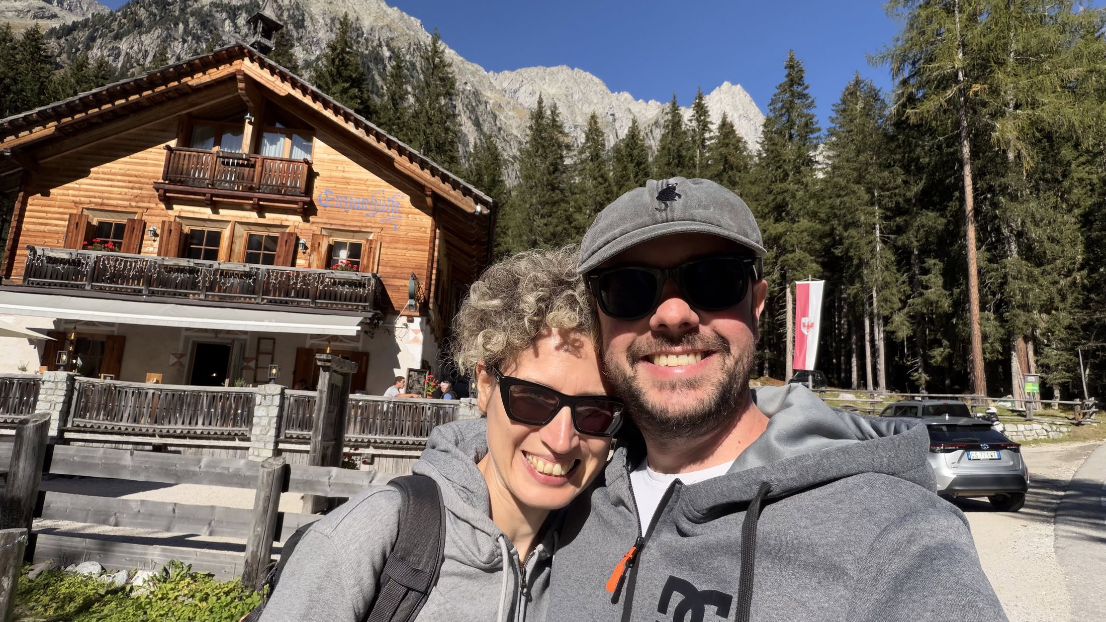 La foto di rito davanti all'Enzianhütte