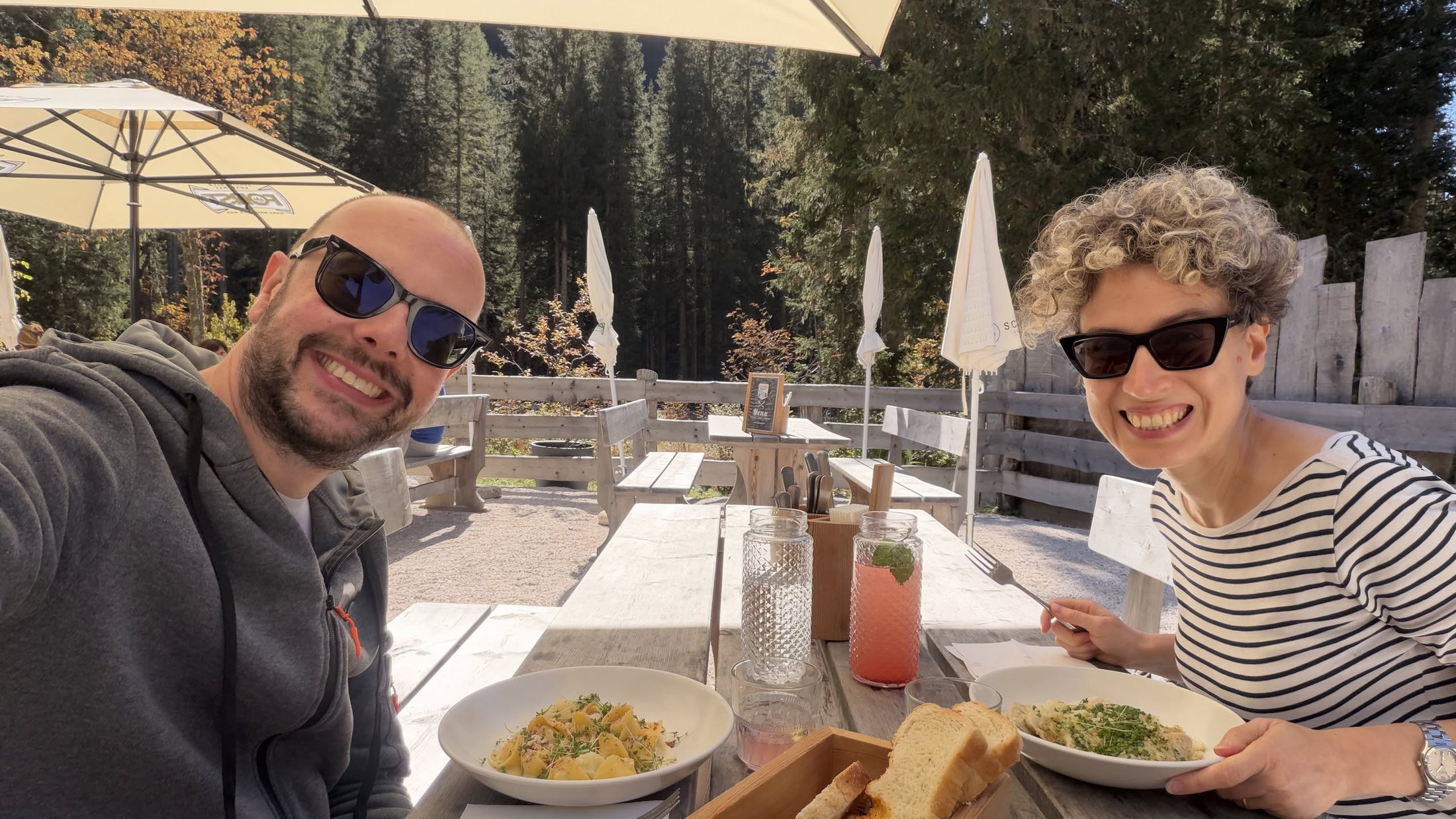 A tavola al sole, con i primi davanti