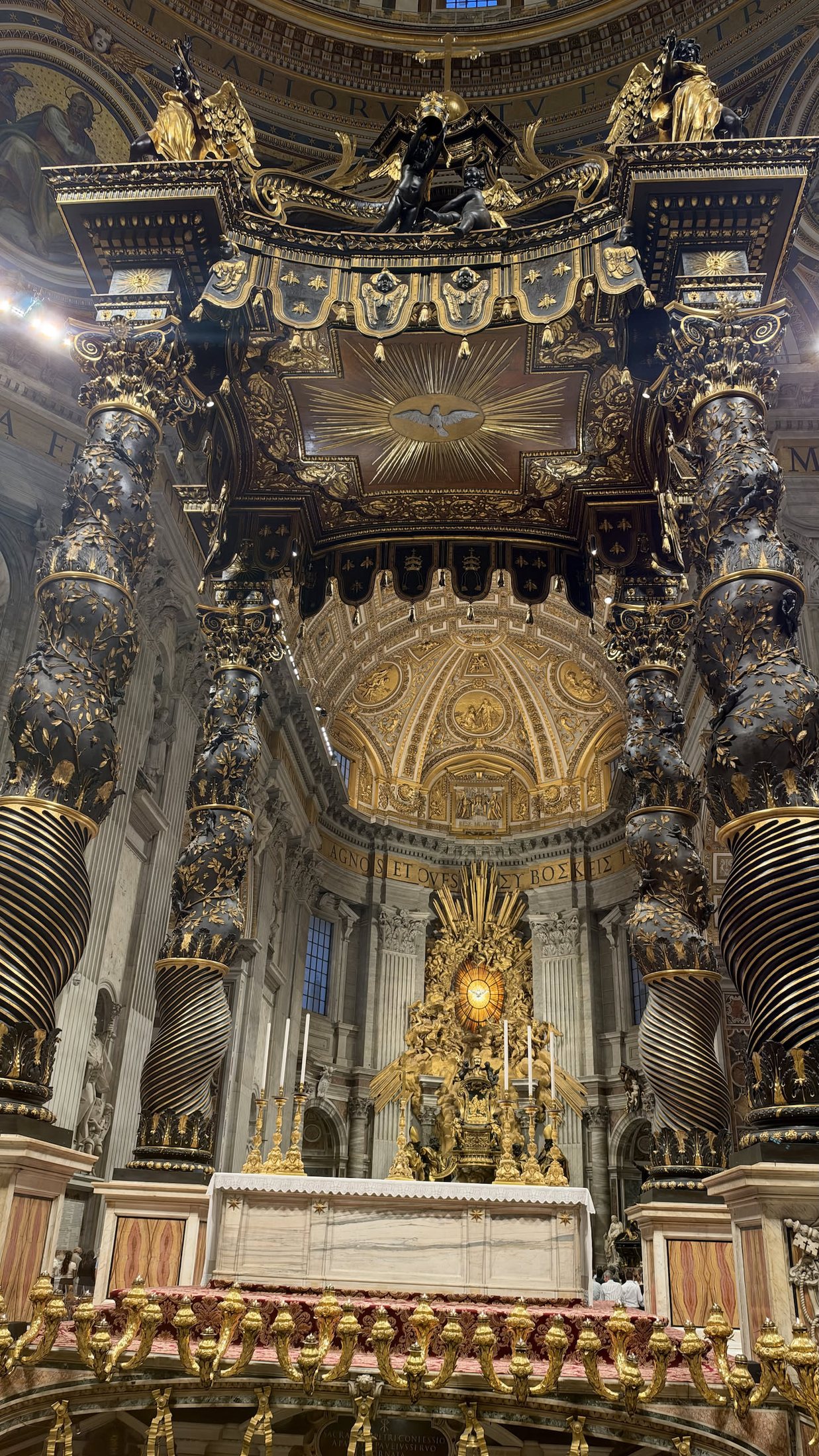 Il baldacchino di Bernini sull'altare della Confessione.