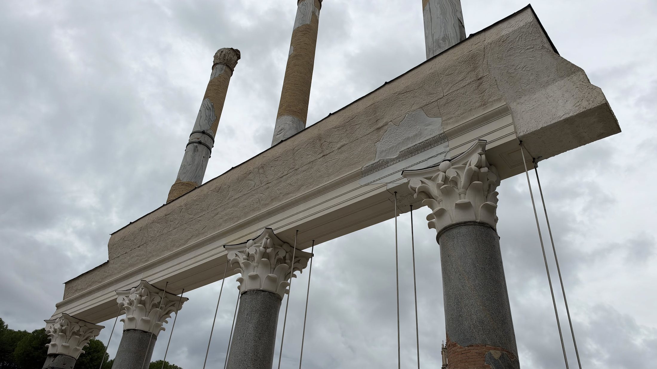 Basilica Ulpia: le colonne rialzate, con un pezzo di trabeazione tenuto su dai tiranti.