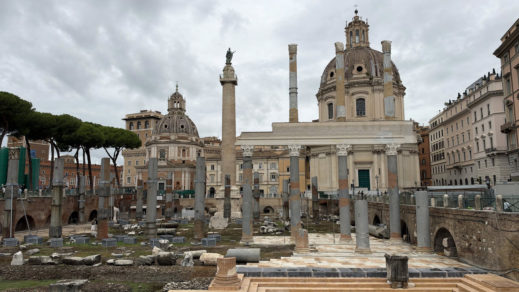 La Colonna Traiana fra le colonne della Basilica Ulpia e le due cupole gemelle di Santa Maria di Loreto e del Santissimo Nome di Maria.