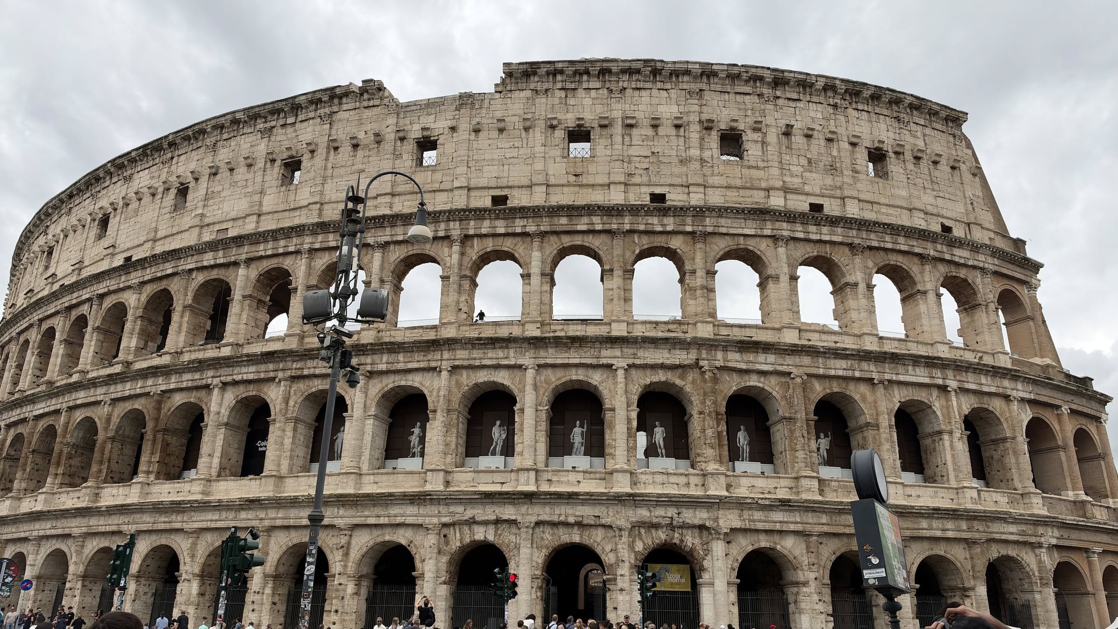 Il Colosseo, appena usciti dalla metro.