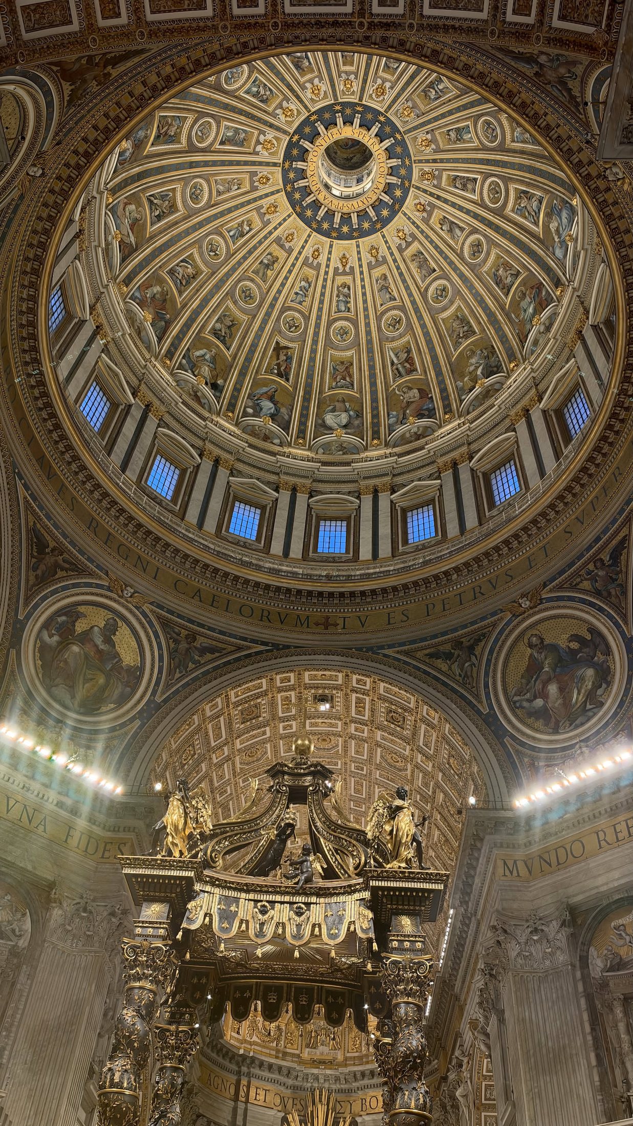 La cupola di Michelangelo, vista da sotto.