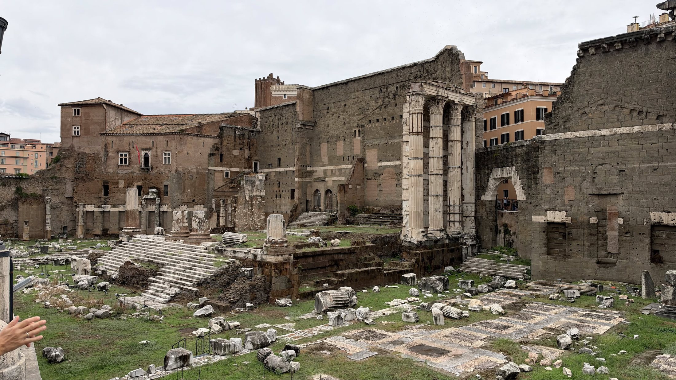 Il Foro di Augusto: le colonne del tempio di Marte Ultore contro il muro di peperino.
