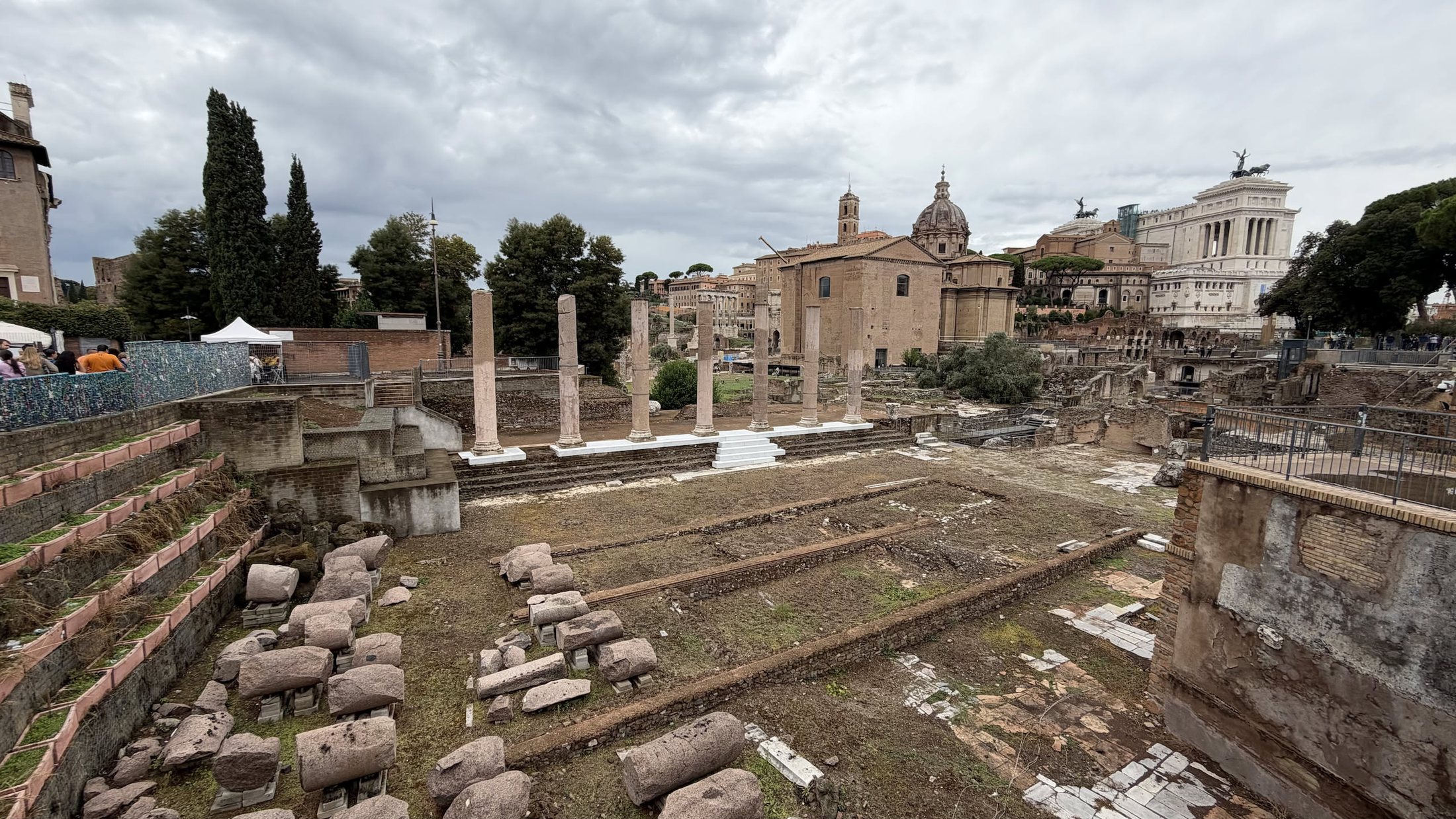 Il Foro di Cesare dalla ringhiera di Via dei Fori Imperiali, con il Vittoriano in fondo.