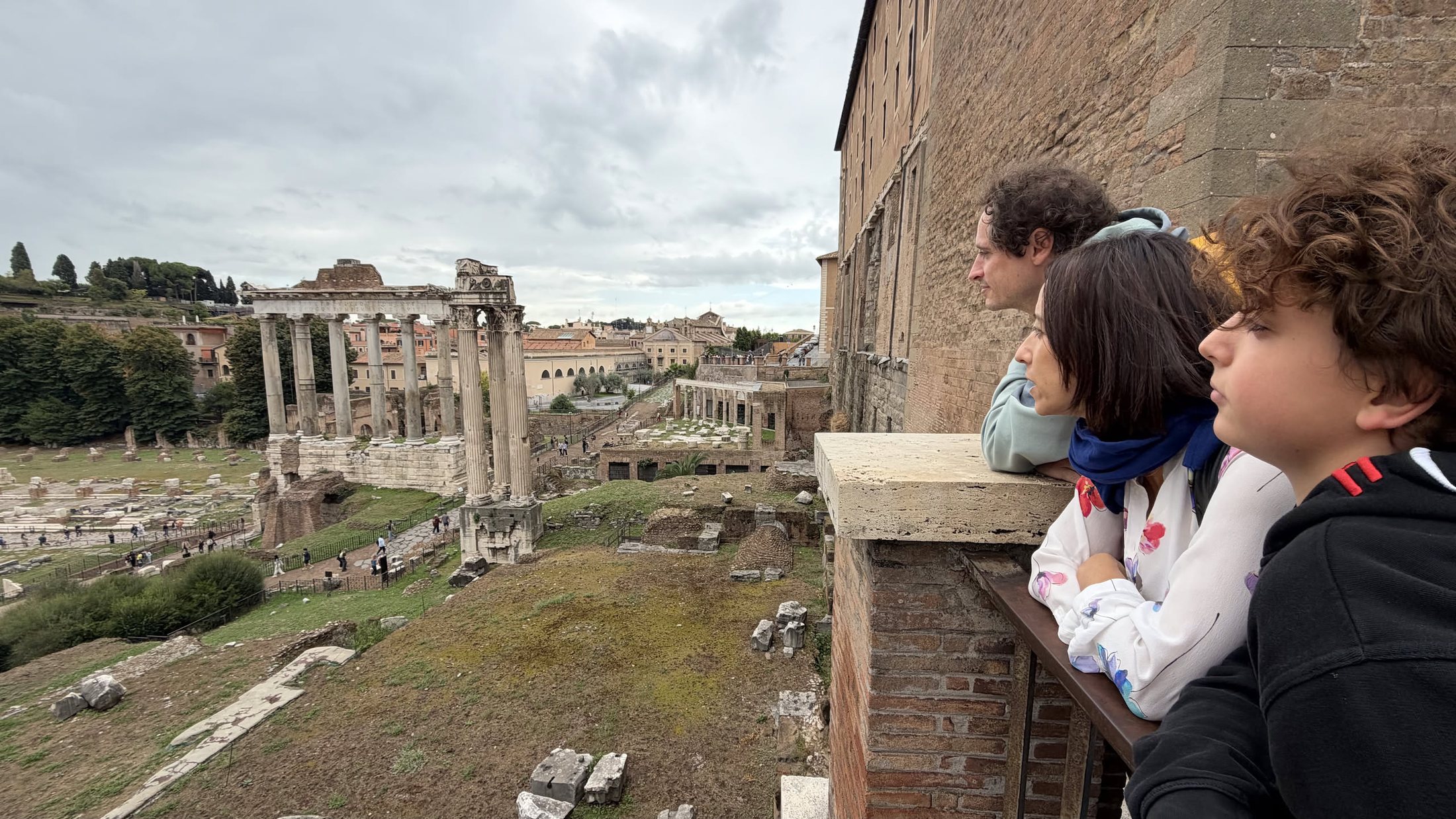 Al parapetto, a guardare giù nel Foro.