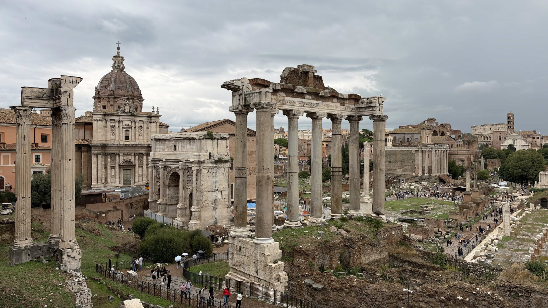 Il Foro Romano dall'affaccio dietro il Campidoglio: il tempio di Saturno, l'Arco di Settimio Severo, la cupola dei Santi Luca e Martina.