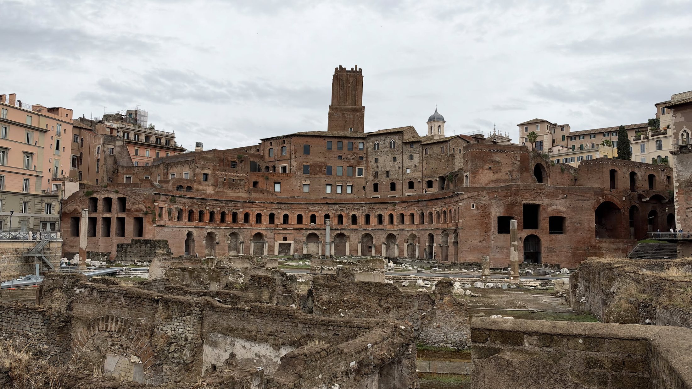 I Mercati di Traiano e, sopra, la Torre delle Milizie.