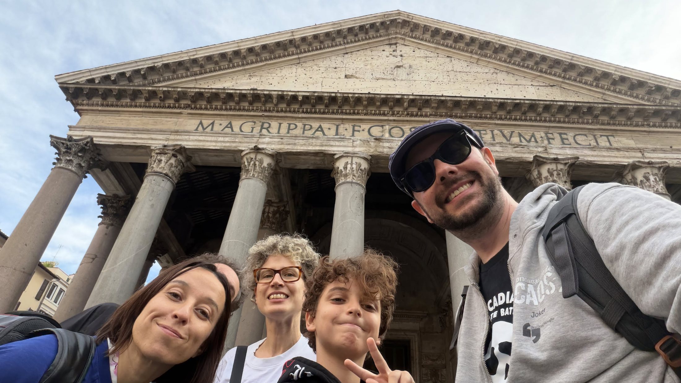 Sotto le colonne di Agrippa, finalmente con il sole.