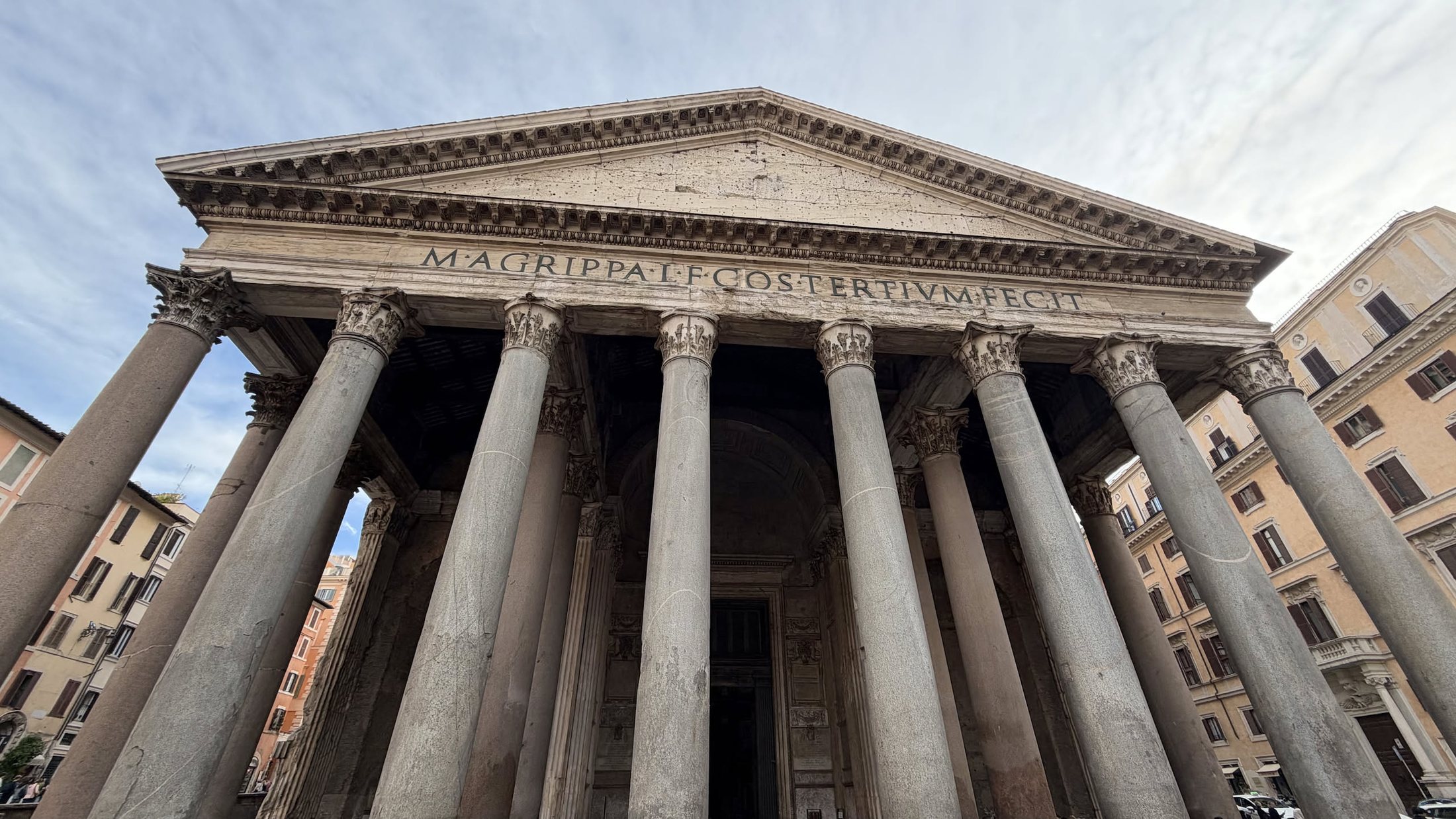 Il pronao del Pantheon: M·AGRIPPA·L·F·COS·TERTIVM·FECIT.