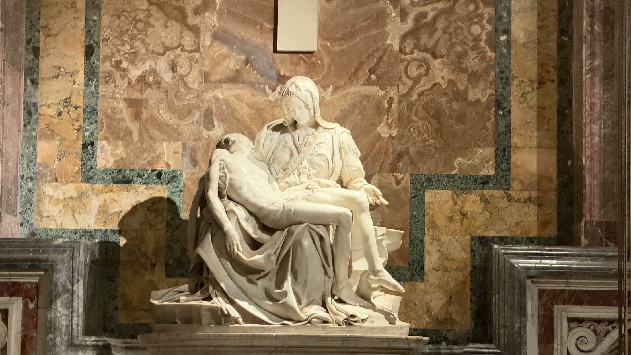 La Pietà di Michelangelo, dietro il vetro, subito a destra entrando.