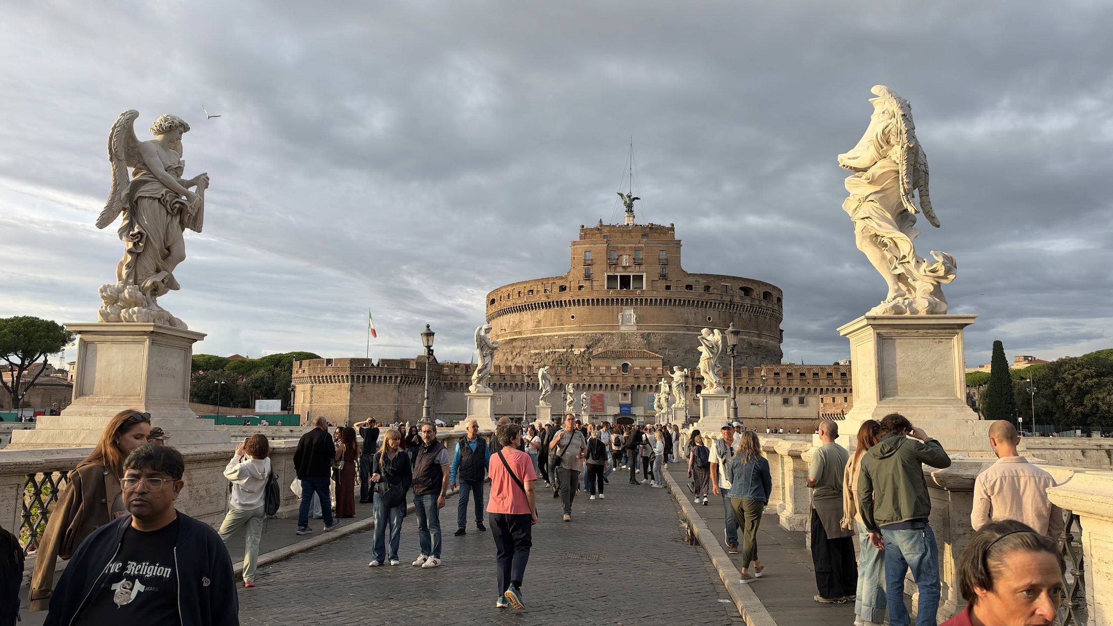 Ponte Sant'Angelo: gli angeli di Bernini e, in fondo, il Castello.
