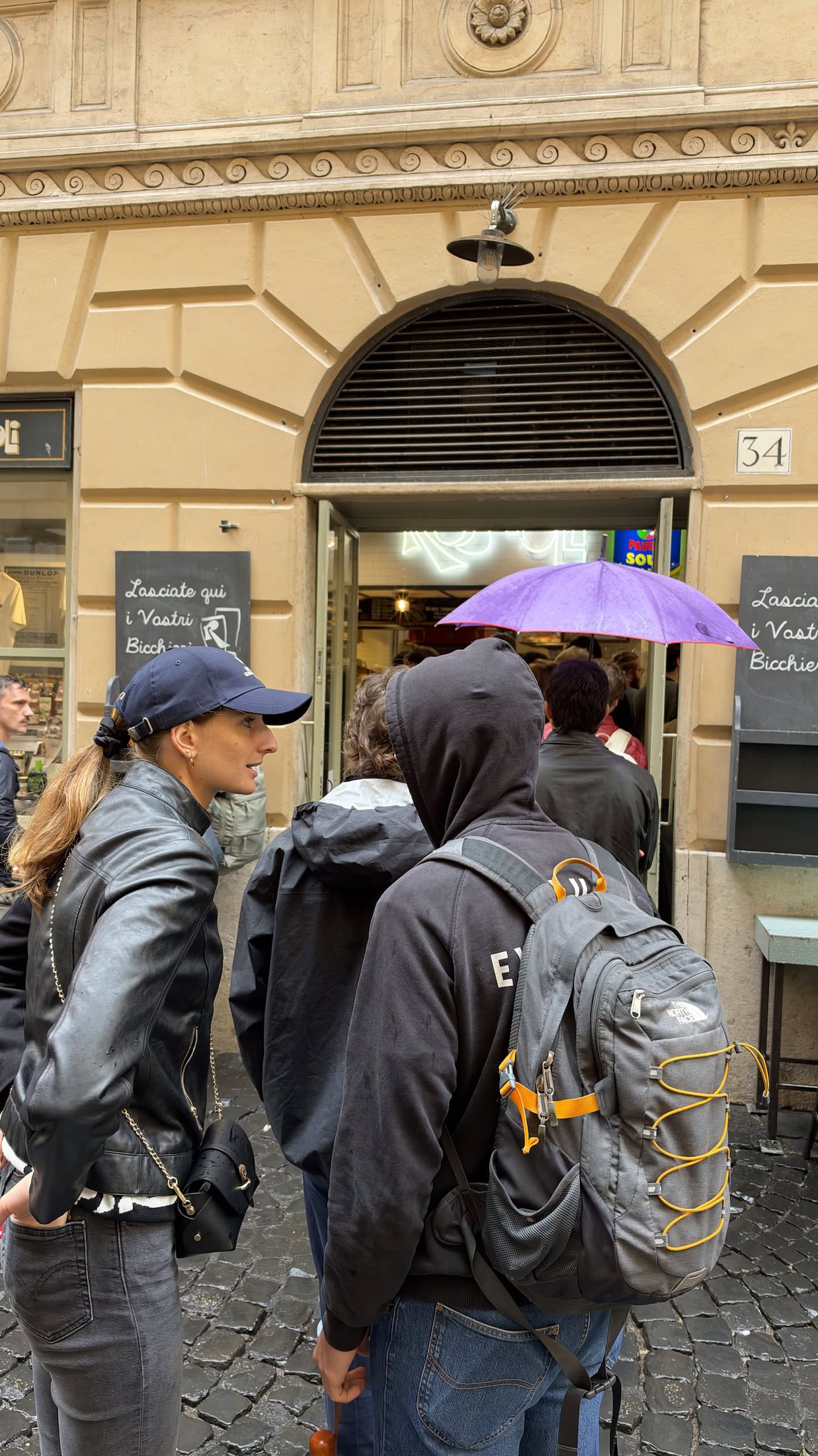 Via dei Chiavari 34: la coda da Roscioli, sotto la pioggia.