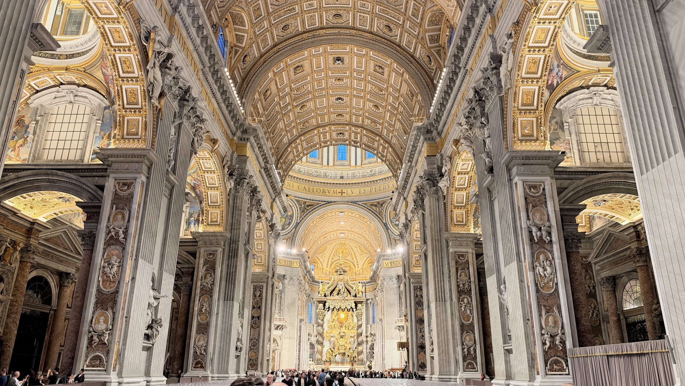 La navata centrale, fino al baldacchino.