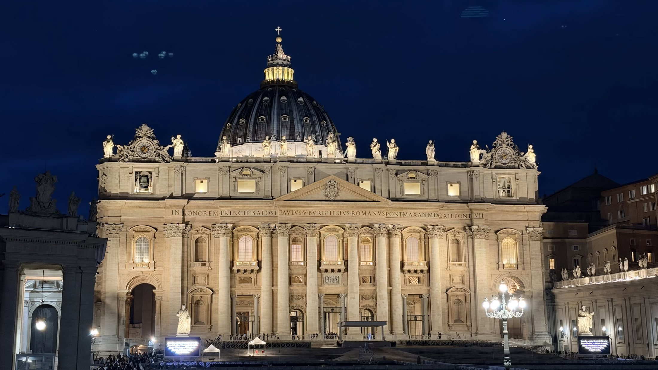 San Pietro alle sette, a luci accese.