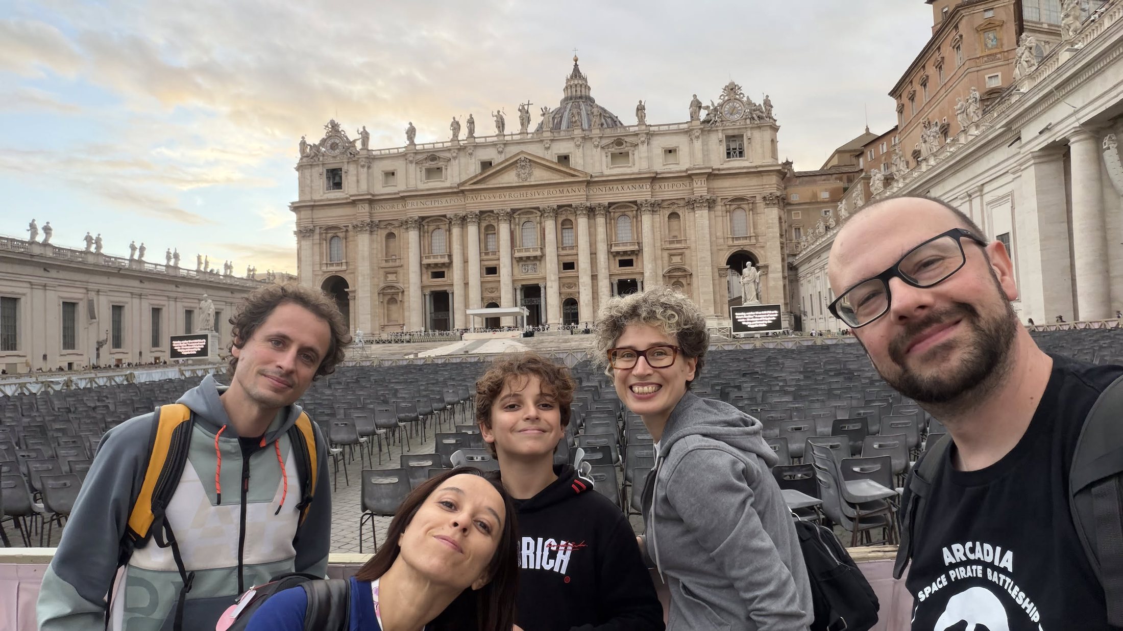In Piazza San Pietro, davanti alle sedie già pronte.