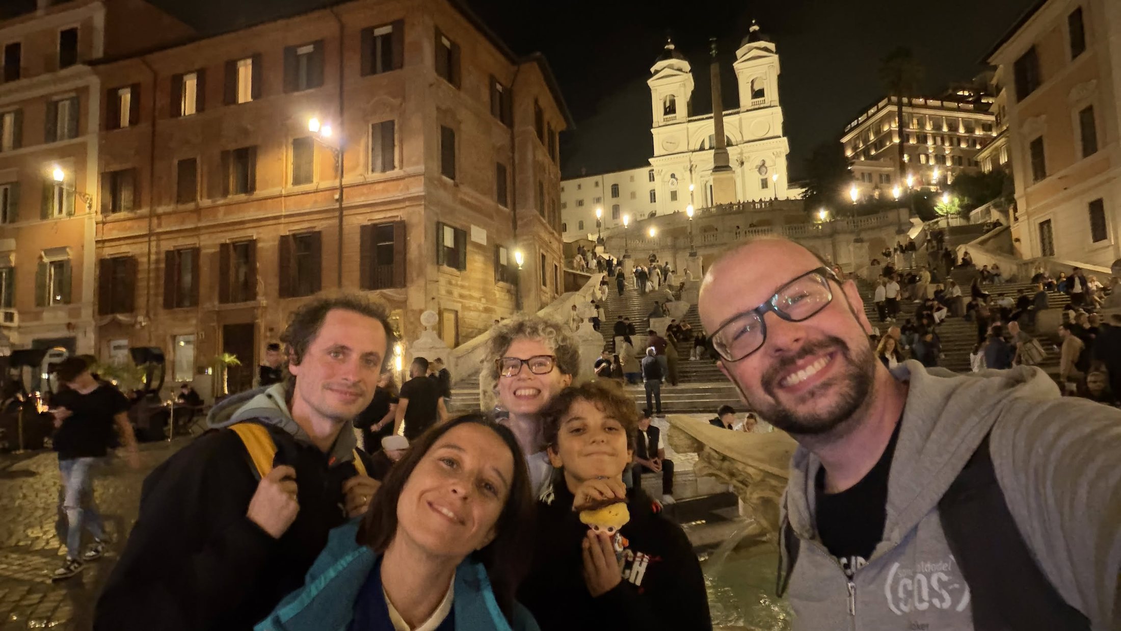 Ai piedi della scalinata.