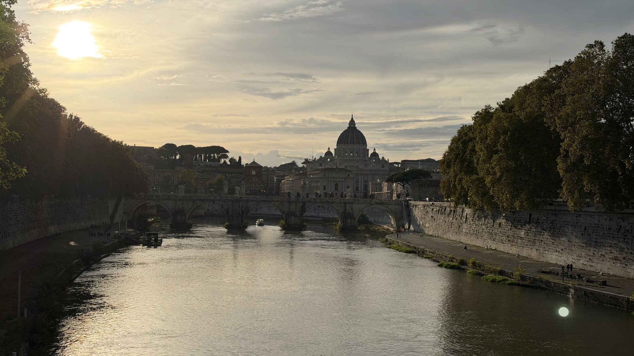 Il Tevere da Ponte Umberto I, verso le sei meno un quarto: in fondo, controluce, la cupola di San Pietro.