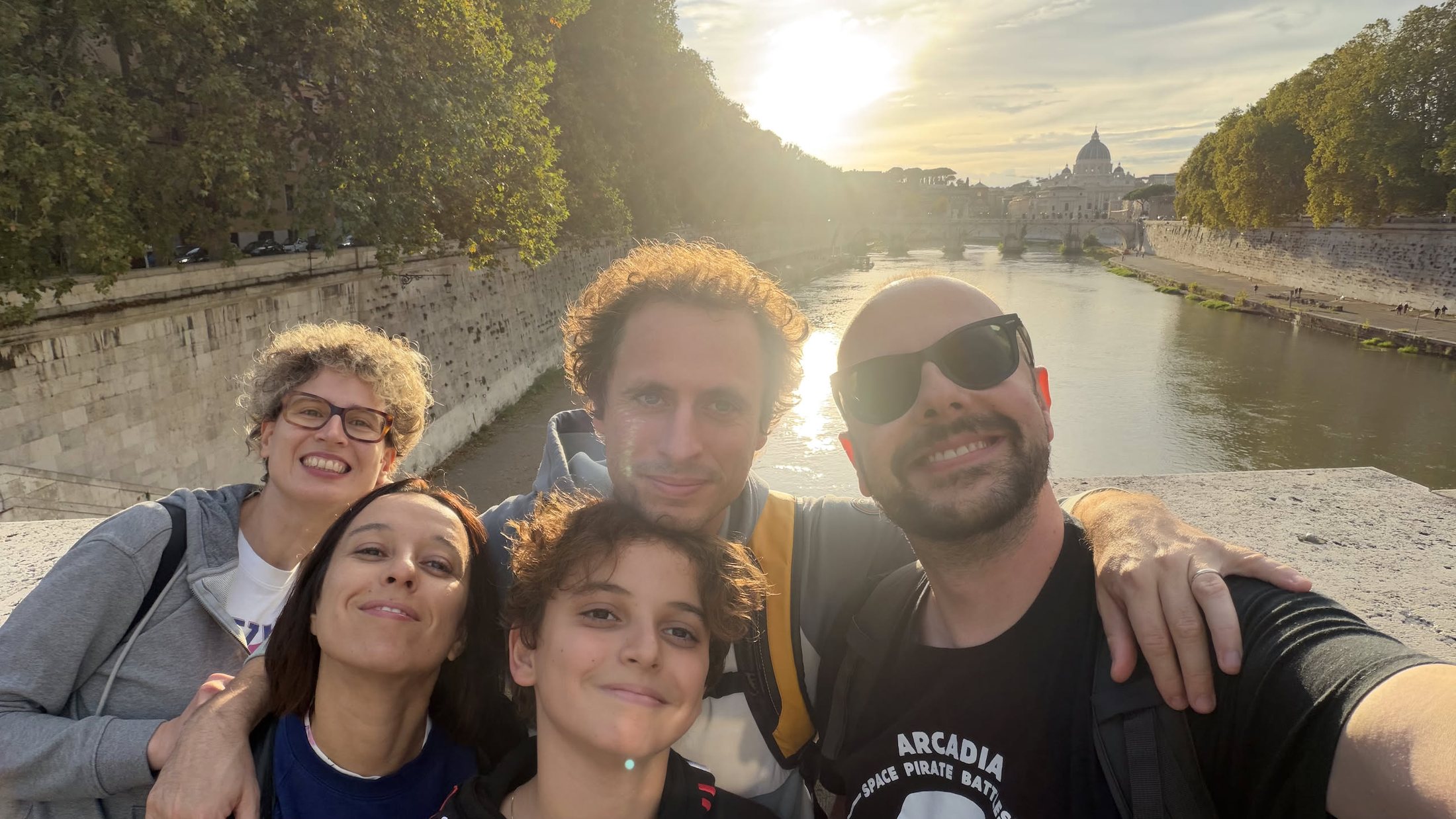 Sul ponte, con il sole basso dietro San Pietro.