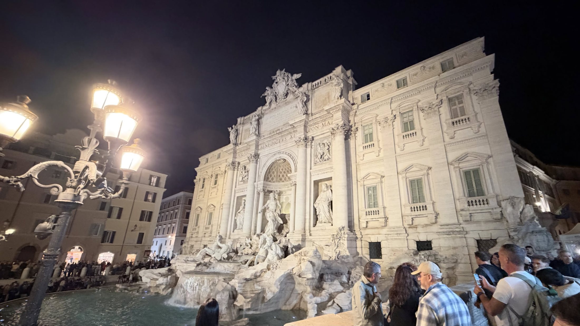 La Fontana di Trevi di notte.