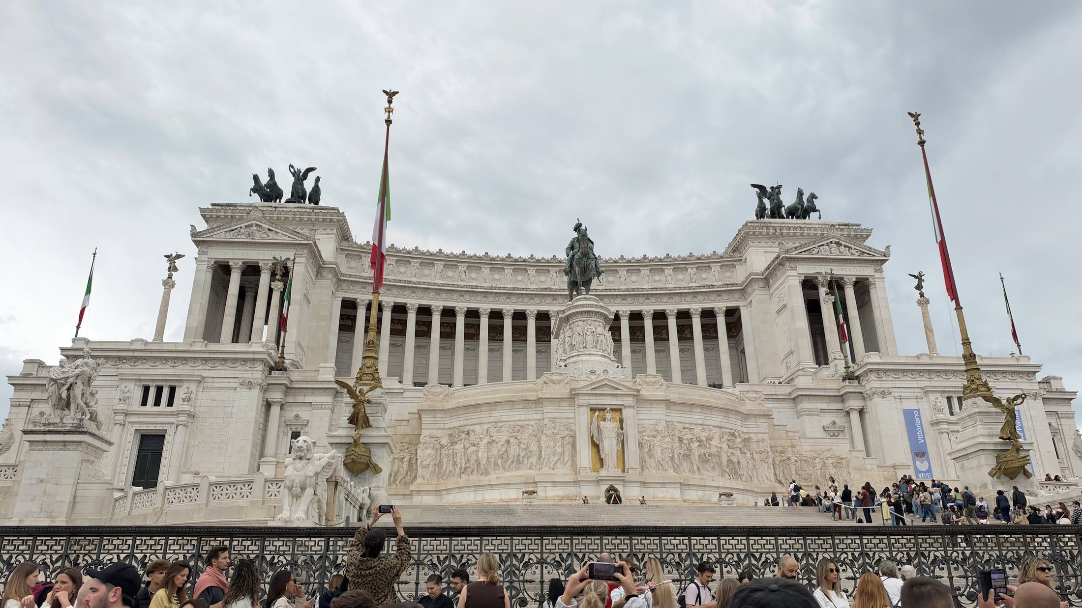 Il Vittoriano, bianco anche sotto le nuvole.