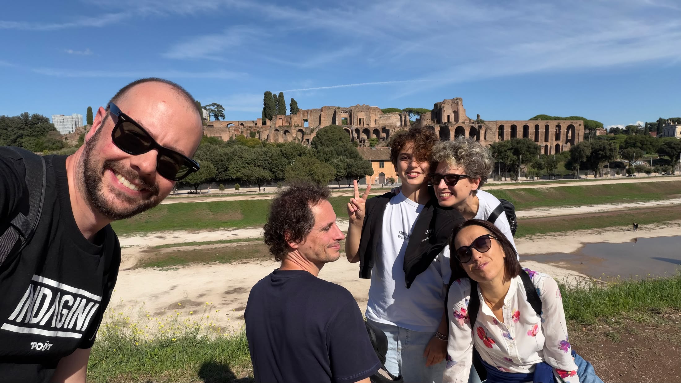Sul bordo del Circo Massimo, col Palatino alle spalle.