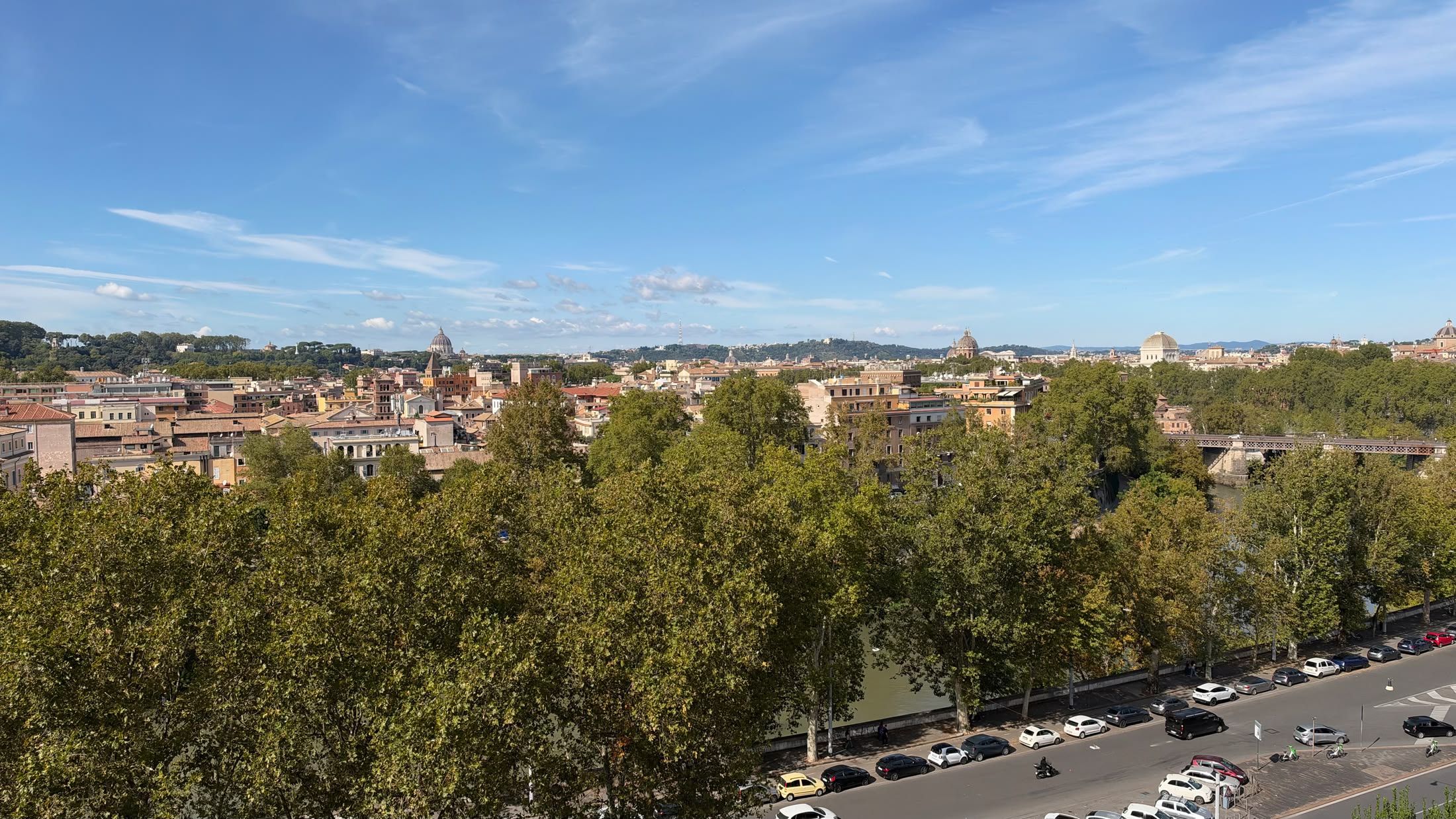 Dal belvedere del Giardino degli Aranci: il Tevere, Trastevere e la cupola in fondo.