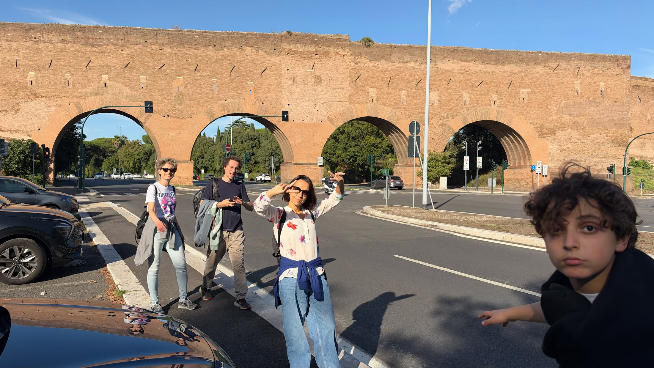 Ultima foto: i fornici della Colombo nelle Mura Aureliane, e la macchina che aspetta.