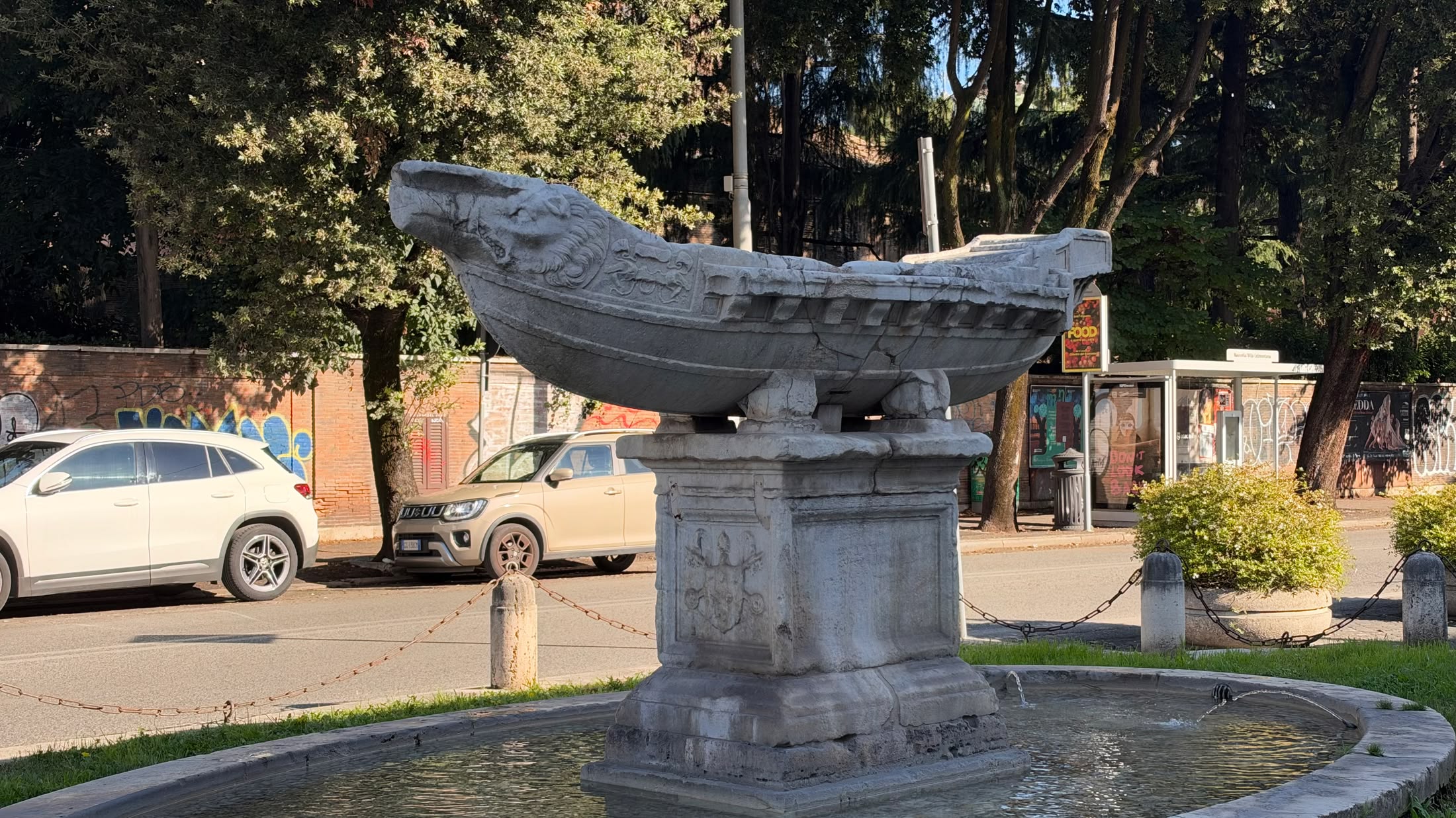 La fontana della Navicella, la barca di marmo voluta da Leone X.